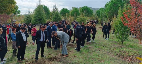 İlçemizde “100. Yılda 100 Fidan Dikimi” etkinliği düzenlendi. 